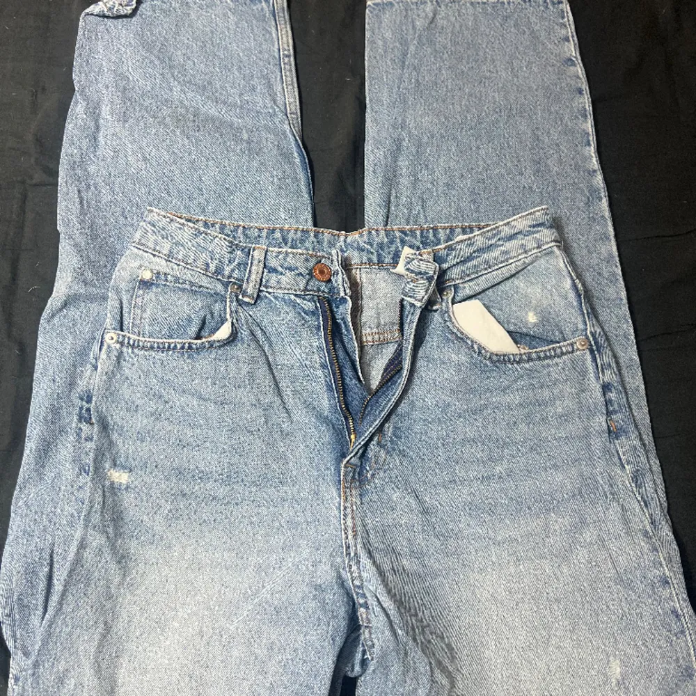 90’s baggy jeans ifrån h&m, highwaist. Super gott skick, säljer pga att de är för små (stl 36). Alla hål på byxorna är enligt design, alltså inget jag orsakar själv. . Jeans & Byxor.