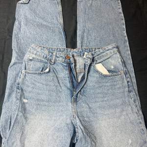 90’s baggy jeans ifrån h&m, highwaist. Super gott skick, säljer pga att de är för små (stl 36). Alla hål på byxorna är enligt design, alltså inget jag orsakar själv. 