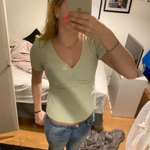 Vero Moda topp - Säljer denna ur gulliga söta Vero Moda toppen/t-shirt. Aldrig andvänd o e i väldigt bra skick. Köpt för ca 400kr