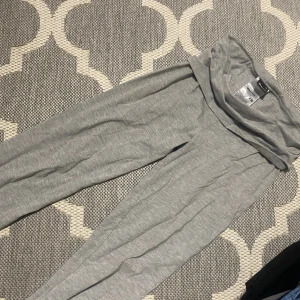 Gina tricot yoga pants - Säljer mina yoga pants från Gina för jag har exakt samma från Nelly. Har bara använt den en gång, köpte för 359 och säljer för 200 😍