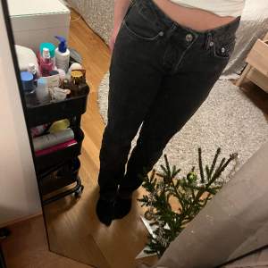 Säljer dessa svarta jeans, från lager 157. Modellen heter ”icon” och de är i storlek xxs❤️