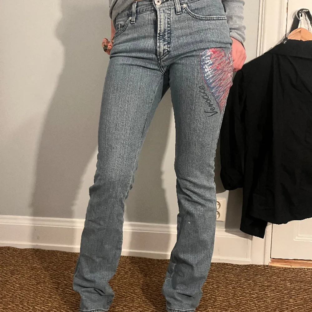 Lågmidjade Versace jeans med ett paljett hjärta på. Jeans & Byxor.