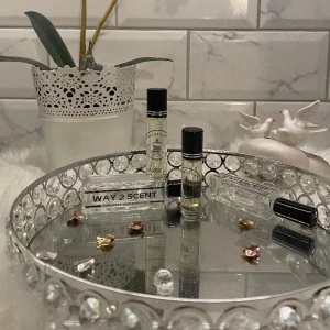 Parfymoljor - "Angel" - Inspirerad av Carolina Herrera - "Good Girl”, är en doft som fångar sensualitet och stämning, och den har en dubbelsidig karaktär som passar den moderna kvinnan.  For her.  6ml=89kr 10ml=129kr 