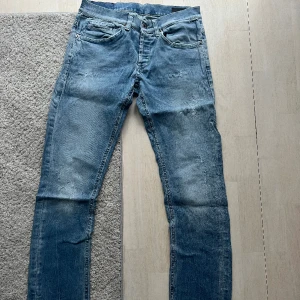 Dondup jeans - Blåa dondup jeans i nyskick! Modell: George  Storlek: 29 Nypris: 3600kr
