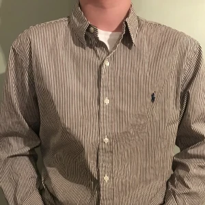 Ralph Lauren skjorta - Fin Ralph lauren skjorta säljes. Brun/vit randig. Inga fläckar eller hål. 