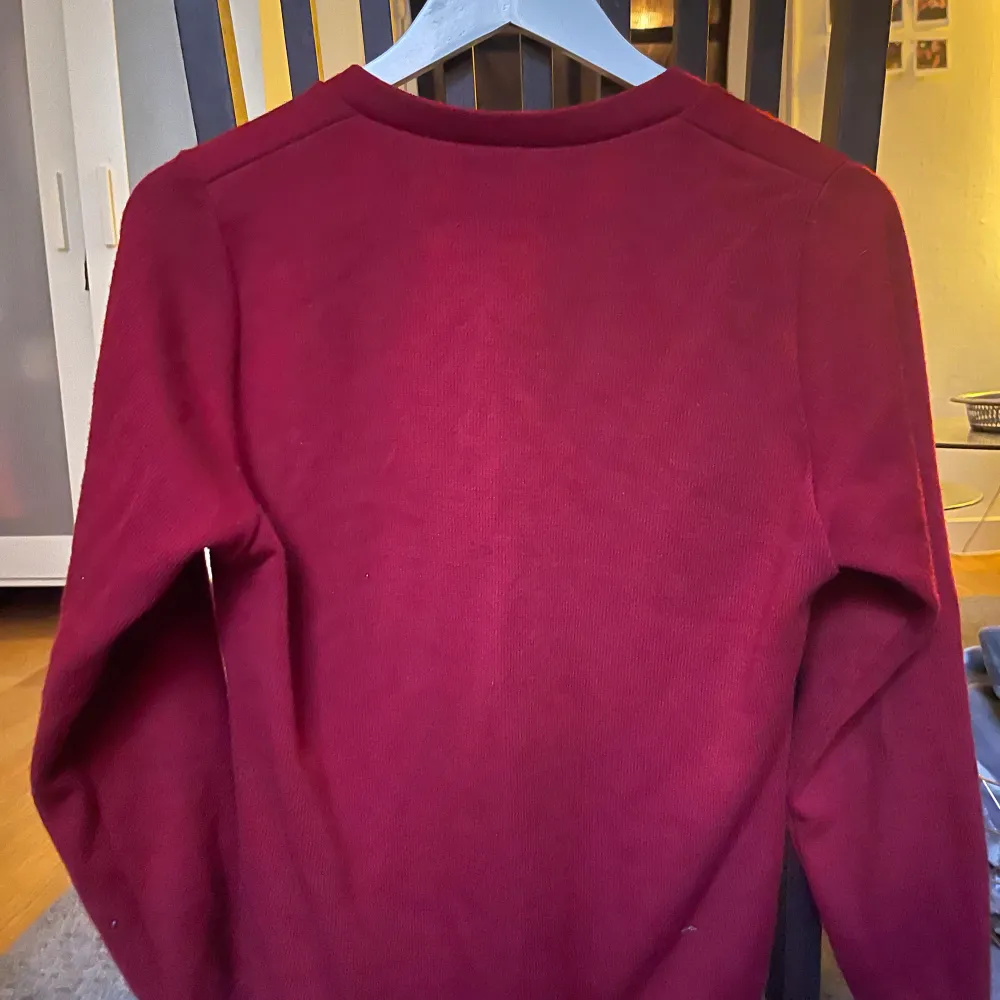 Snygg ”sweatshirt” stil, kommer bara inte till användning. 80%akryl 20%polyester. Normal i storlek.. Tröjor & Koftor.