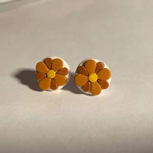 söta örhängen med gul/bruna blommor🫶🫶 ca 1,5 cm i diameter