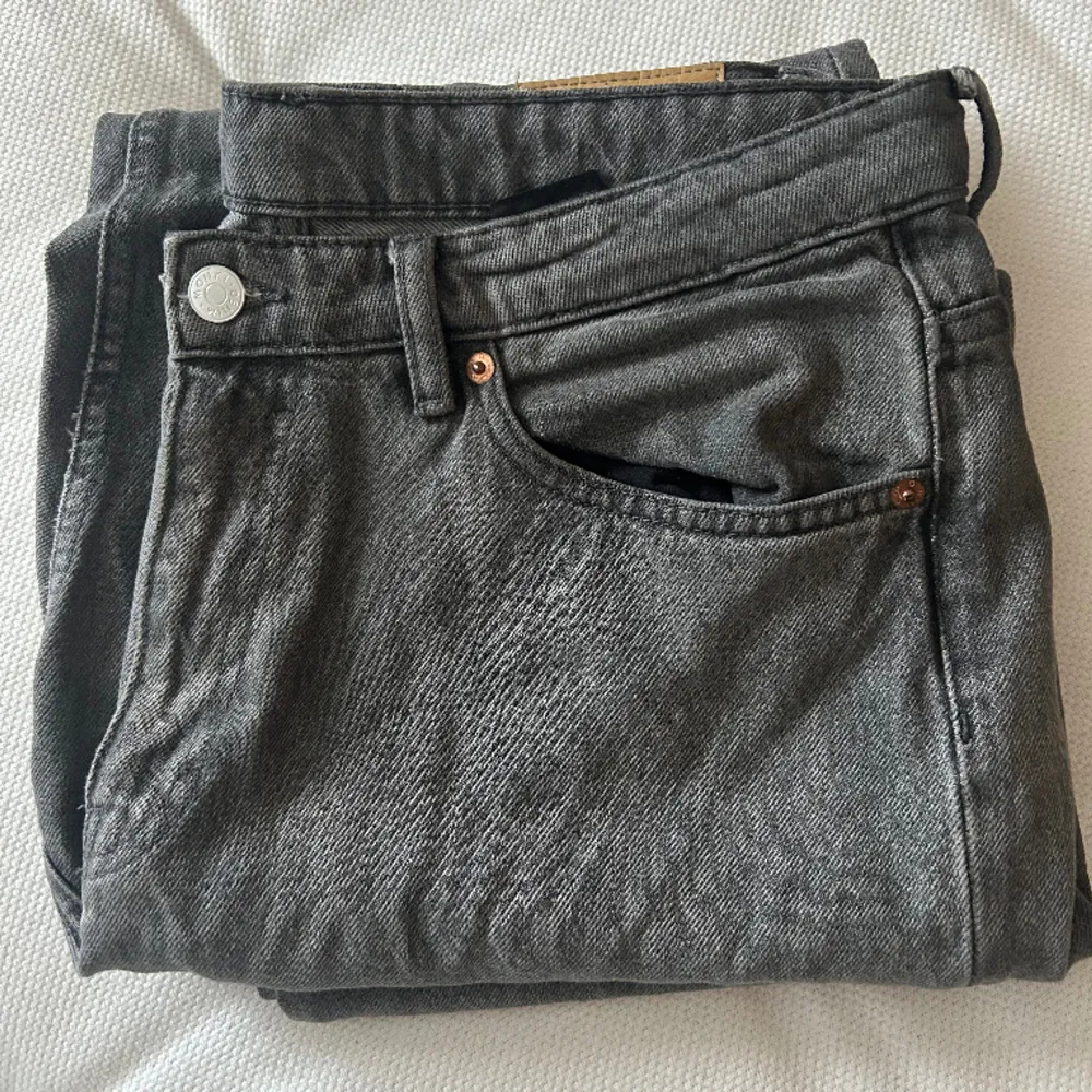 Gråa jeans från monki, endast använda fåtal gånger.. Jeans & Byxor.