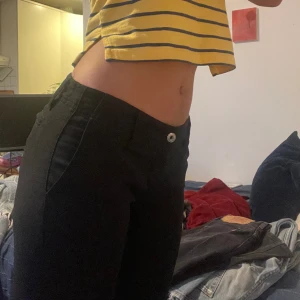 Svarta low waist byxor - Så snygga svarta, typ kostymtyg. Långa ben! Lågmidjat. Små fickor. Inget slitage.