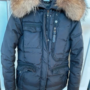 Hollies jacka - Jätte fin Hollies jacka. Den är använd endast ett par gånger, den är som ny. Kvitto finns  Kan skicka fler bilder vid behov. Blixtlåset till dragkedjan är av men det är enkelt att fixa en ny. 
