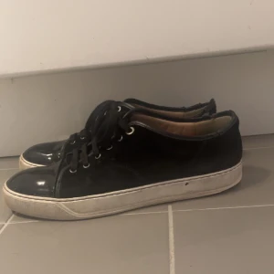 Lanvins - Säljer nu ett par ganska slitna lanvins därav priset, allt og ingår de som är me på bilden inklusive kvitto Mvh StockholmStilOutlet 