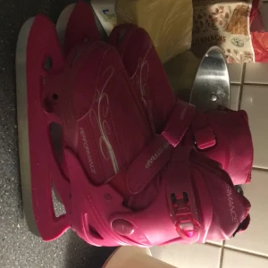 Nästan helt oanvända - Storlek:31-35 jätte bra ganska slipapde hockeyskridskor 