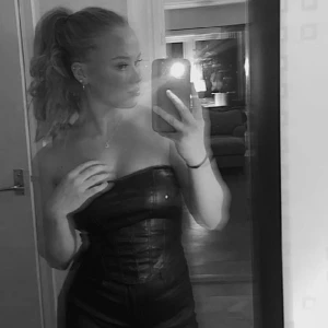 Skintopp  - Jätte fin topp som tyvärr är för liten för mig, den åker ned lite upptill också. Men super fint skick och nästan oanvänd. 