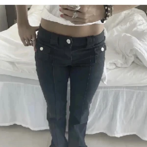 Hm jeans - Säljer mina så snygga hm jeans då de inte kommer till användning. Finns inte på hemsidan längre. Köpte här på plick för 800kr! Lågmidjade💓