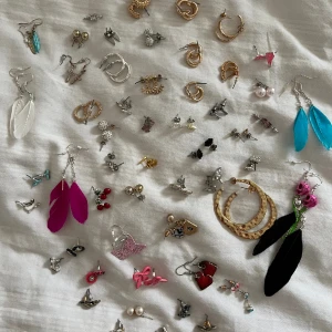 Smycken - Säljer ringar, halsband, armband och örhängen jag inte använder längre. Lite olika material på allt men det mesta är i metall. Allt på alla 3 bilder ingår i priset💕