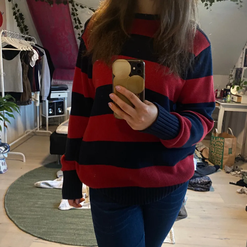Säljer min fina röda stickade tröja från Brandy Melville, den är i jättefint skick och super mysig. Den är one size men som referens är jag en storlek s/m. Tröjor & Koftor.