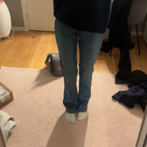 Blåa jenas  - Säljer dessa snygga lågmidajde jeansen med fickor ifrån Gina då det aldrig kommit till användning, sitter bra på mig som är 160 men skulle säga att de passar någon som är upptill 170😊💗 