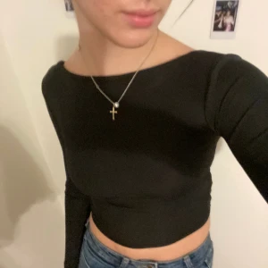 topp - supersnygg topp från newyorker. vänd den baklänges för en öppen rygg och båtringning där fram! storlek xxs, men väldigt stretchig så passar mig som har xs i vanliga fall❣️❣️den är aldrig använd, endast provad! pris kan diskuteras. 