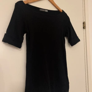 Svart topp - Båtringad bomullstopp. 