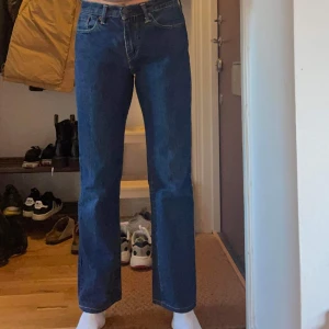 Vintage Levis 514 - Fina vintage blåa Levis. Jag brukar ha 27 och är 164 cm lång och dessa sitter perfekt på mig hon på bilden är längre. 