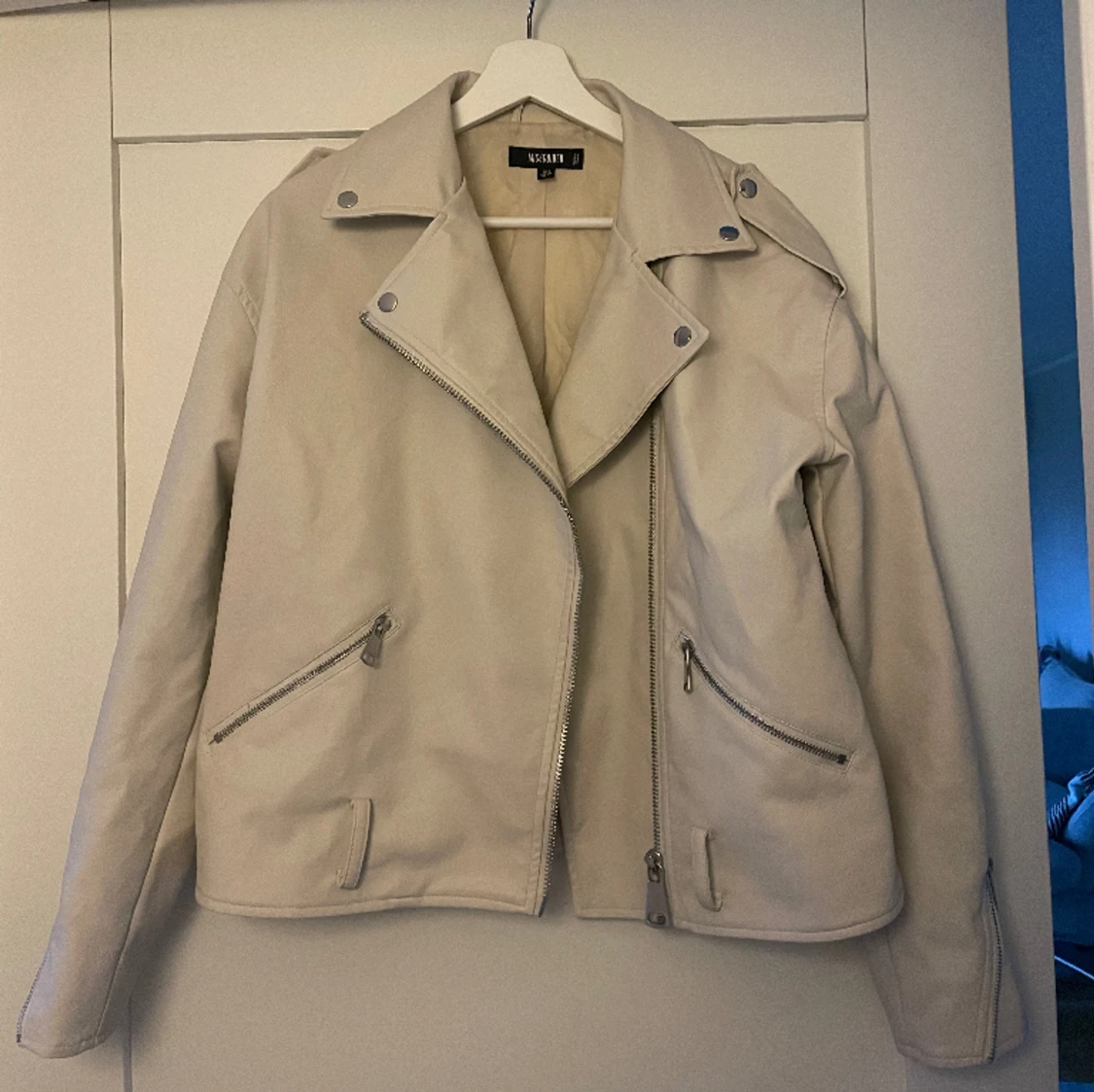 Beige skinnjacka 