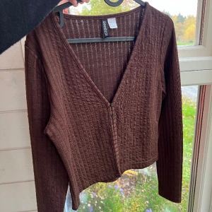 Brun kofta - Det här är en brun kofta från hm men jag har använd den som en topp på sommrarna! Säljer även en svart sådan här fin topp🥰🥰