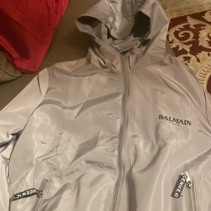Balmain paris windbreaker - Helt ny, aldrig använt den, säljer för den inte passar mig