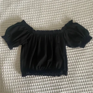Svart fest topp - Jättesnygg blus i svart som passar bäst till fest eller finare tillfällen! Säljer då den tyvärr inte kommer till användning