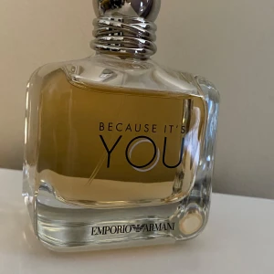 Because it’s you Emporio Armani Parfum  - Användes Max 10 sprej. En vanilj lukt som blandas med musk. En långvarig parfym som sätter sig fint på kroppen. Samt en jätte fin gåva. 