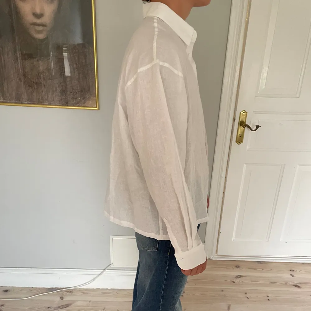 En vit linneskjorta från engelska märket Olive clothing perfekt för sommaren.  Aldrig använd, perfekt skick, lappen kvar.  Boxy lite croppad fit Passar mig som är 180 enligt bilderna Nypris ca 1200kr. Skjortor.