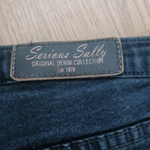 Svarta shorts - Svarta shorts. Supersköna och i storlek xs. Säljer pga för små. Bra skick men lite slitna därav priset.  Köparen står för frakt 💕