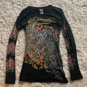 Ed Hardy tröja - Säljer min jätte fina ed Hardy tröja pga att jag inte använder den längre är i storlek S och är i bra Skick! 💐