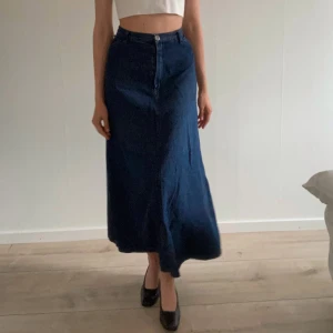 Jeansskjol  - Omsydd jeansskjol, passar en xs, men har extratyg kvar vilket gör den lätt att ändra storlek på, från början en L