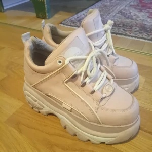 Buffalos - Ljusrosa jättefina buffalos, använda några få gånger. Tyvärr kommer de inte till använing. 