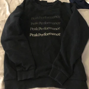 Peakperformance collagetröja - En fin peakperformance collage tröja i fint skick. Den är i stl 160 och från kill avdelningen men sitter jätte fint på tjejer också. Kommer ej ihåg vart den är köpt. Hör av dig om du har frågor eller så!
