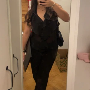 Topp - Använd en gång jättefin zara topp men kommer inte till användning:( pris kan såklart diskuteras💗