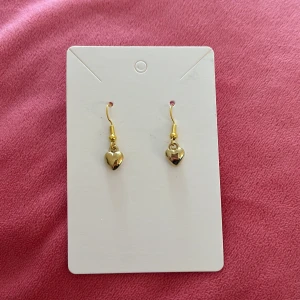 Örhängen  - Handgjorda örhängen av mig. Oanvända. 