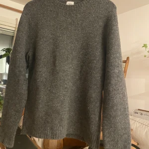 Stickad tröja  - Från zara, superbra skick. Inga fel. Är i storlek m, true to size. För mått, tveka inte att höra av er 😇  Pris kan diskuteras☺️