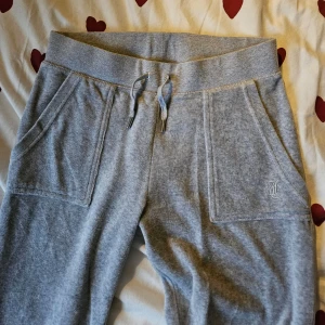 Gråa juicy mjukisbyxor  - Gråa mjukisbyxor ifrån Juicy couture. Använda ca 2 gånger och inga defekter. Köpta för 1200. Storlek S men passar även XS och M. Skriv vid prisförslag eller frågor.