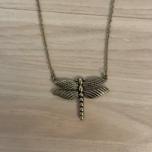 Trollslända-halsband - Supertrendig halsband med en trollslända!❤️🥰