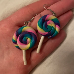 Söta ”klubba” örhängen  - Gör din outfit extra söt med dessa örhängen! Oanvända!  Gjort dom själv 