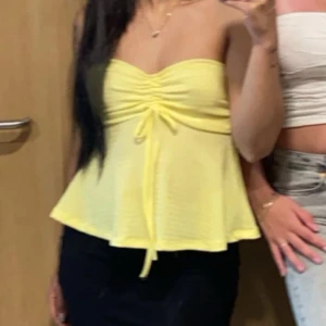 Topp - Super söt sommar topp från shein. Skönt material och har inga defekter   Passar xs-m 