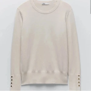 Zara stickad baströja  - Stickad beige baströja från zara med guldknappar som detaljer vid ärmen, i nyskick. 