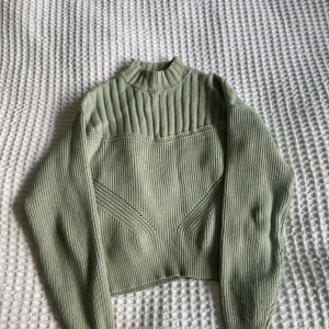 Grön stickad tröja✨🍃 - Grön mysig stickad tröja från en butik i Halmstad! Endast använd ett fåtal gånger då den är förliten för mig. Passar perfekt till sommarkvällar eller till hösten😍🌟