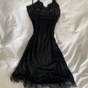 Spetsklänning - Jättesöt vintage klänning med spets och gulddetaljer, jättefint skick! 