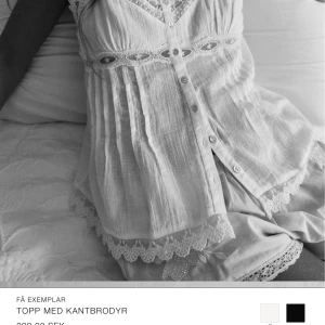 Vit blus - Intressekoll på denna blus. Endast testad säljer då den inte passar så bra på mig. Skriv vid intresse❤️