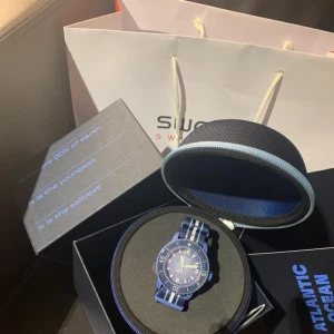 Swatch x Blancpain klocka - ”Atlantic ocean” från Swatch collab med Blancpain. Helt ny som ni ser på bilden. Inköpt i Zurich och allt og och kvitto ingår. Merchsweden säljer denna för 6000kr. Hör av er för mer info! 😄