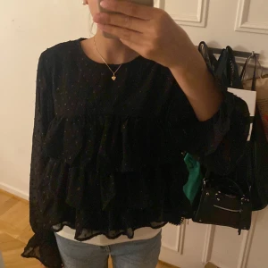  Svart glittrig blus  - Jättefin svart glittrig blus från Gina Tricot 