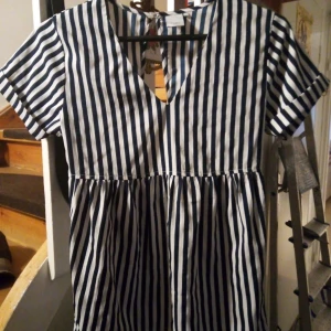 Vit mörkblå randig blus - Knappt använd , i jätte fint skick , använd 1 till 2 gånger bara . Jag säljer den för att den bara blir liggande i garderoben , och inte kommer till användning .