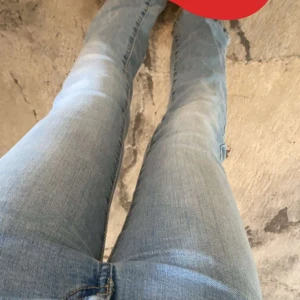 Ljusblå jeansbyxor - Ett par ljusblå jeansbyxor i storlek 146 . Byxorna har en tight passform och är av normal längd.